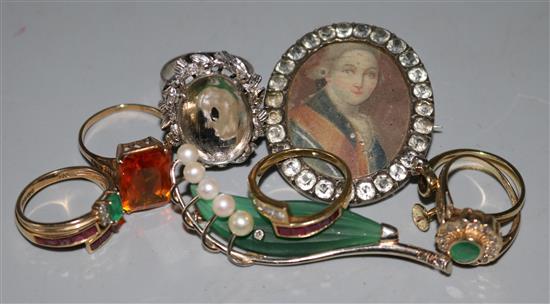 Gold dress rings, brooch etc